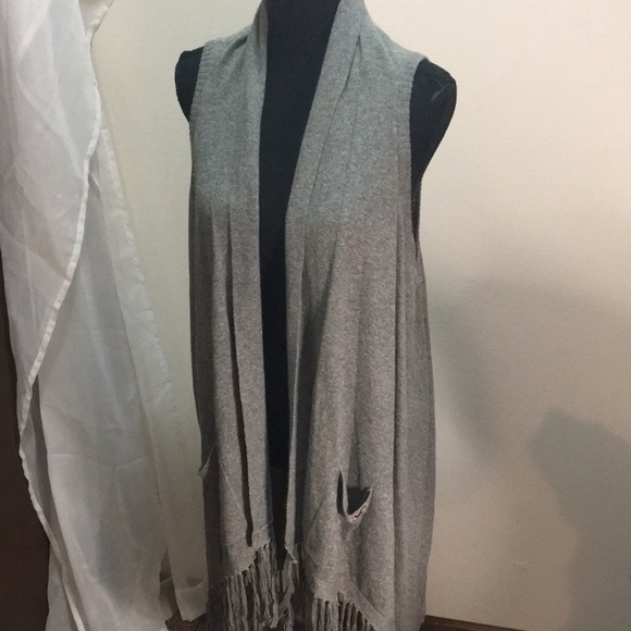 Hollister women’s long sleeveless grey and red cardigan - Picture 2 of 10